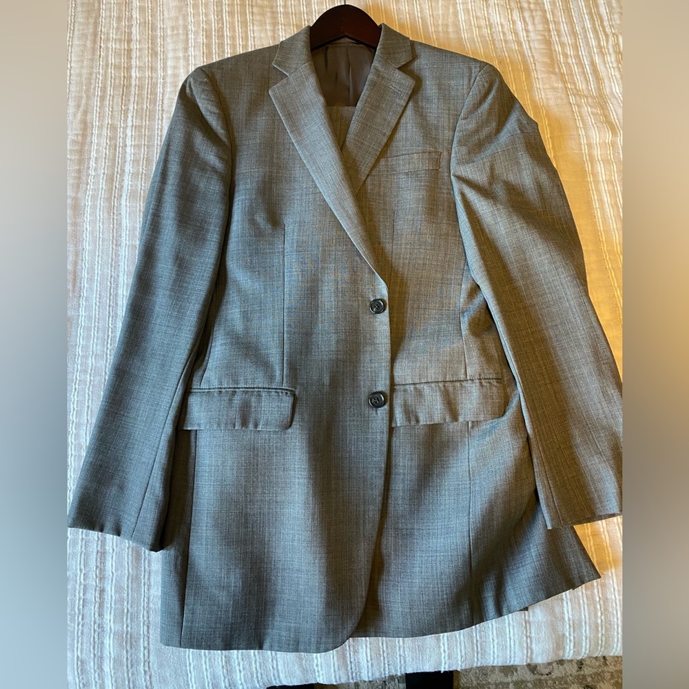 Joseph Abboud men’s suit, 28L, grey